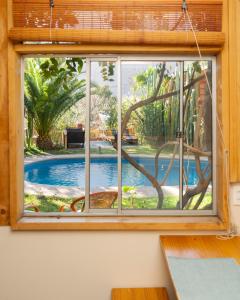 una ventana con vista a una piscina en El jardín secreto Pisco Elqui, en Pisco Elqui