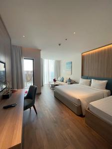 Una gran habitación de hotel con una cama y un sofá. en Ala carte, en Ha Long