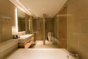 Un baño con bañera y ducha y un inodoro. en Ala carte, en Ha Long 24 fotos más