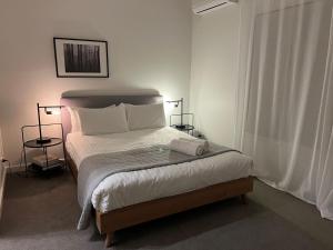 ジンダバインにあるSpuren 4 of 2 Echidna Place East Jindabyneのベッドルーム1室(ランプ2つ付)