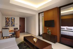 TV a/nebo společenská místnost v ubytování Golden Tulip Jineng Resort Bali