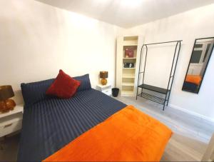 Ένα ή περισσότερα κρεβάτια σε δωμάτιο στο Bright and Spacious 2-Bedroom Flat in London - Your Home Away from Home
