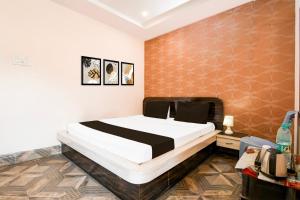 Un dormitorio con una cama grande en una habitación. en Hotel O Mrinmoyi Guest House, en Kulti 21 fotos más