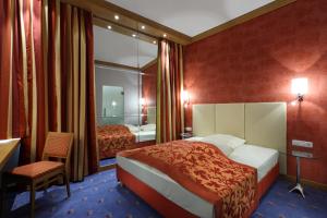 Postel nebo postele na pokoji v ubytování Hotel Goldene Sonne