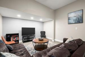 TV a/nebo společenská místnost v ubytování Heart of Tampa Hyde Park 4 Bedroom House - Located Near Hyde Park Village, SoHo and Local Beach - Spacious and Comfortable Stay in Perfect Location - Great for Families and Groups Visiting Tampa Near Airport!