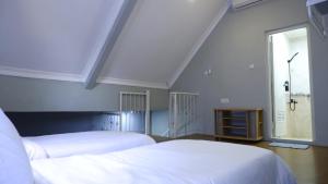 Ένα ή περισσότερα κρεβάτια σε δωμάτιο στο Villa Dalia Puncak EE11-18