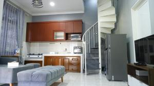 Η κουζίνα ή μικρή κουζίνα στο Villa Dalia Puncak EE11-18