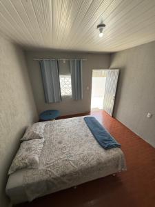 Un pat sau paturi într-o cameră la Brisa Suítes