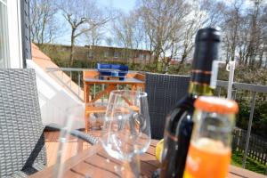 una mesa con dos copas y una botella de vino en Greta, en Norddeich 8 fotos más