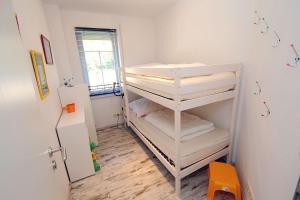 Un dormitorio con dos literas en una habitación. en Taddel, en Norddeich