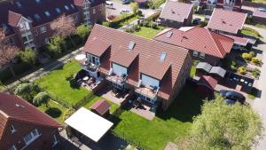 una vista aérea de una casa con patio en Taddel, en Norddeich