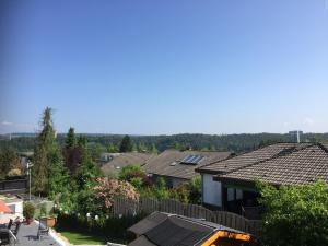 uma vista sobre telhados de casas em uma cidade em Haus Elvira em Horb am Neckar