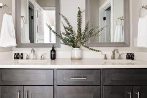 un baño con 2 lavabos y un jarrón con una planta en Cherokee by AvantStay Contemporary Design in a Prime Location, en Nashville 291 fotos más