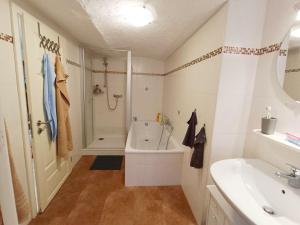 un baño con bañera y lavabo en Bauernstube-Landhaus-Haan, en Norddeich 6 fotos más