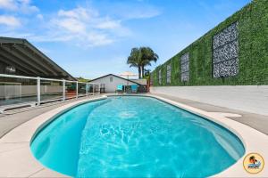 una piscina en el patio trasero de una casa en Huge 7BR Estate with Pool, Guest House and Game Room, en San Diego