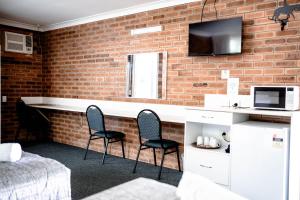 TV a/nebo společenská místnost v ubytování Buckaroo Motor Inn