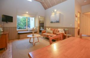 a living room with a couch and a table at Autumn Leaf Cottage 2 in Harrietville