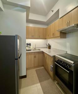 Η κουζίνα ή μικρή κουζίνα στο Cozy 2Br Condo Unit with Balcony Views