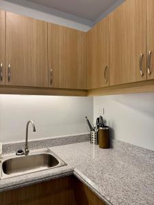 Η κουζίνα ή μικρή κουζίνα στο Cozy 2Br Condo Unit with Balcony Views