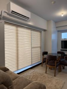 Μια τηλεόραση ή/και κέντρο ψυχαγωγίας στο Cozy 2Br Condo Unit with Balcony Views