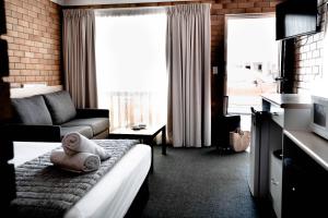 Posezení v ubytování Buckaroo Motor Inn + 50 fotografií