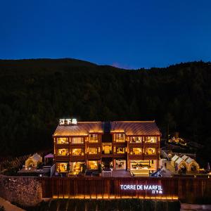 Nespecifikovaný výhled na hory nebo výhled na hory při pohledu z hotelu