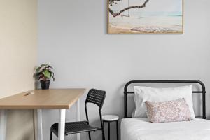 Χώρος καθιστικού στο Affordable Single Bedroom - Heart of Belmore with Shared Bathroom