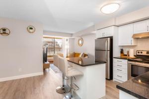 Galeriebild der Unterkunft SkyView 2BR Plus Den Stunning Views Steps to SQ1 Mall in Mississauga