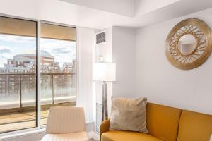 Galeriebild der Unterkunft SkyView 2BR Plus Den Stunning Views Steps to SQ1 Mall in Mississauga