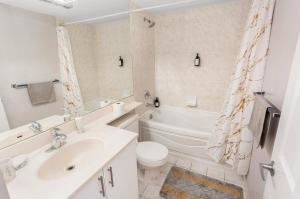 Galeriebild der Unterkunft SkyView 2BR Plus Den Stunning Views Steps to SQ1 Mall in Mississauga