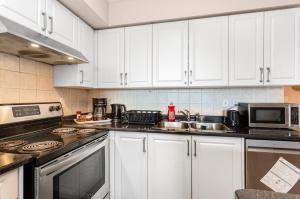 Galeriebild der Unterkunft SkyView 2BR Plus Den Stunning Views Steps to SQ1 Mall in Mississauga