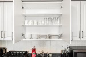 Galeriebild der Unterkunft SkyView 2BR Plus Den Stunning Views Steps to SQ1 Mall in Mississauga + 39 Fotos