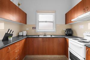 Η κουζίνα ή μικρή κουζίνα στο Affordable Single Bedroom - Heart of Belmore with Shared Bathroom