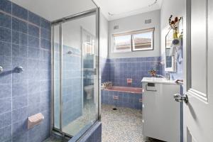 Ένα μπάνιο στο Affordable Single Bedroom - Heart of Belmore with Shared Bathroom