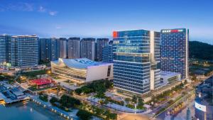 una vista aérea de una ciudad con edificios altos en Intercity Hotel Shantou CHJ, en Shantou