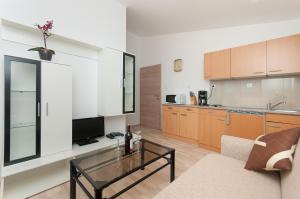 Kuchyň nebo kuchyňský kout v ubytování Apartmani Vesna