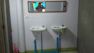 ハード・リンにあるBlue Hostelの洗面台2つ付き浴室の写真を撮る者 +7枚の写真