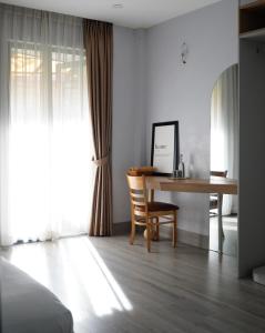- une chambre avec un bureau et une table avec une chaise dans l'établissement Kim Homestay in Hue, à Thôn Lại Thê