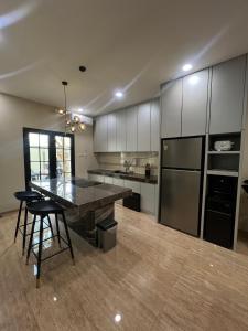 Η κουζίνα ή μικρή κουζίνα στο KitaHome Plamongan Indah