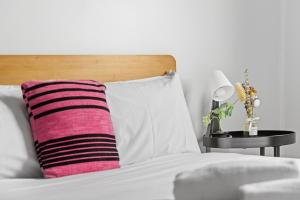 Ένα ή περισσότερα κρεβάτια σε δωμάτιο στο Affordable Double Bedroom - Heart of Belmore with Shared Bathroom