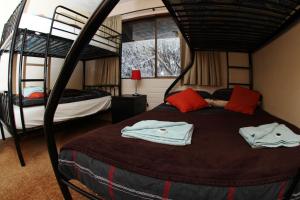 Кровать или кровати в номере Alpine Retreat Mt Buller +37 фотографий