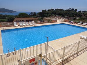 einen großen Pool mit Liegestühlen in der Unterkunft Golfe de Saint Tropez Terrasses de Sylvabelle Gigaro in La Croix-Valmer