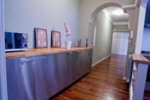 a kitchen with a counter with a microwave at Apartment Via Alessandro Volta in Sanremo