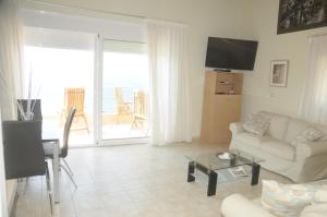 TV a/nebo společenská místnost v ubytování Aegean View Villa