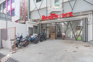 una fila di motocicli parcheggiati fuori da un edificio di Sans Stay Karapitan Street a Bandung