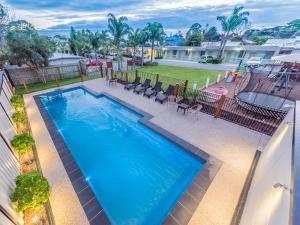 an overhead view of a swimming pool in a yard at Seahorse Motel Cowes in Cowes