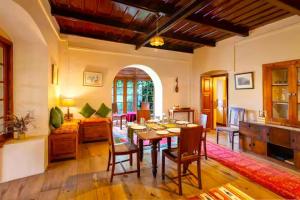Posezení v ubytování Limerick Mussoorie Heritage Villa