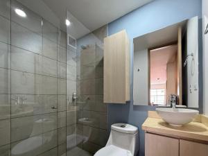 a bathroom with a toilet and a sink and a shower at Cabrera 85, Zona T - Elite Flats in Bogotá +49 photos