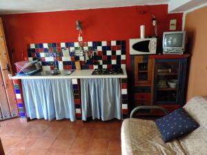 プリエゴ・デ・コルドバにあるPosada Niña Margaritaのテーブル付きのキッチンが備わります。