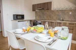 Kuchyň nebo kuchyňský kout v ubytování Villa Grande - Apartmány